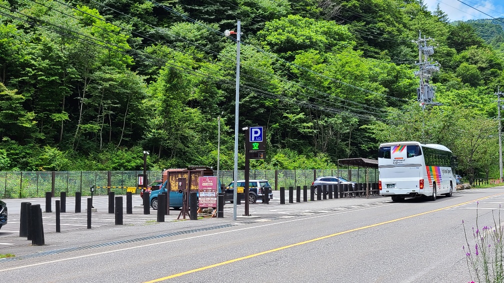  The entrance of parking lot No.4 and the bus bound for Kamikochi stopping at the bus stop