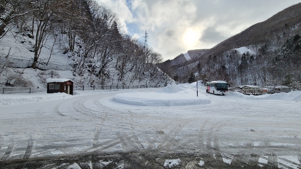 松本～高山特急バス冬季バス停付近