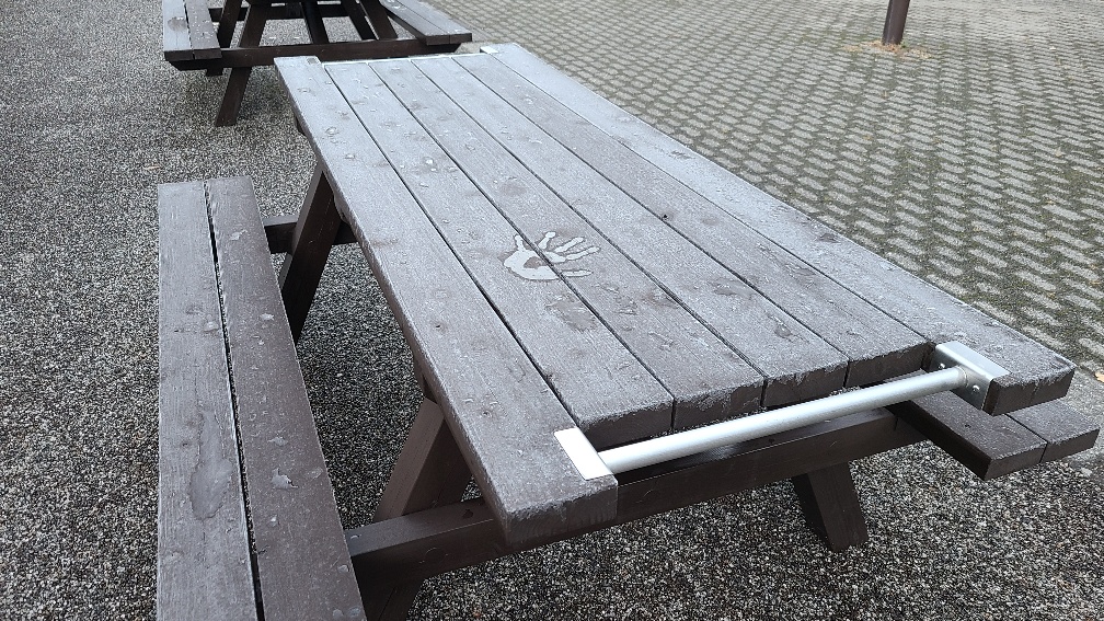 １０月２２日、沢渡バスターミナル外テーブル（霜が付いてます。気温低いです！）